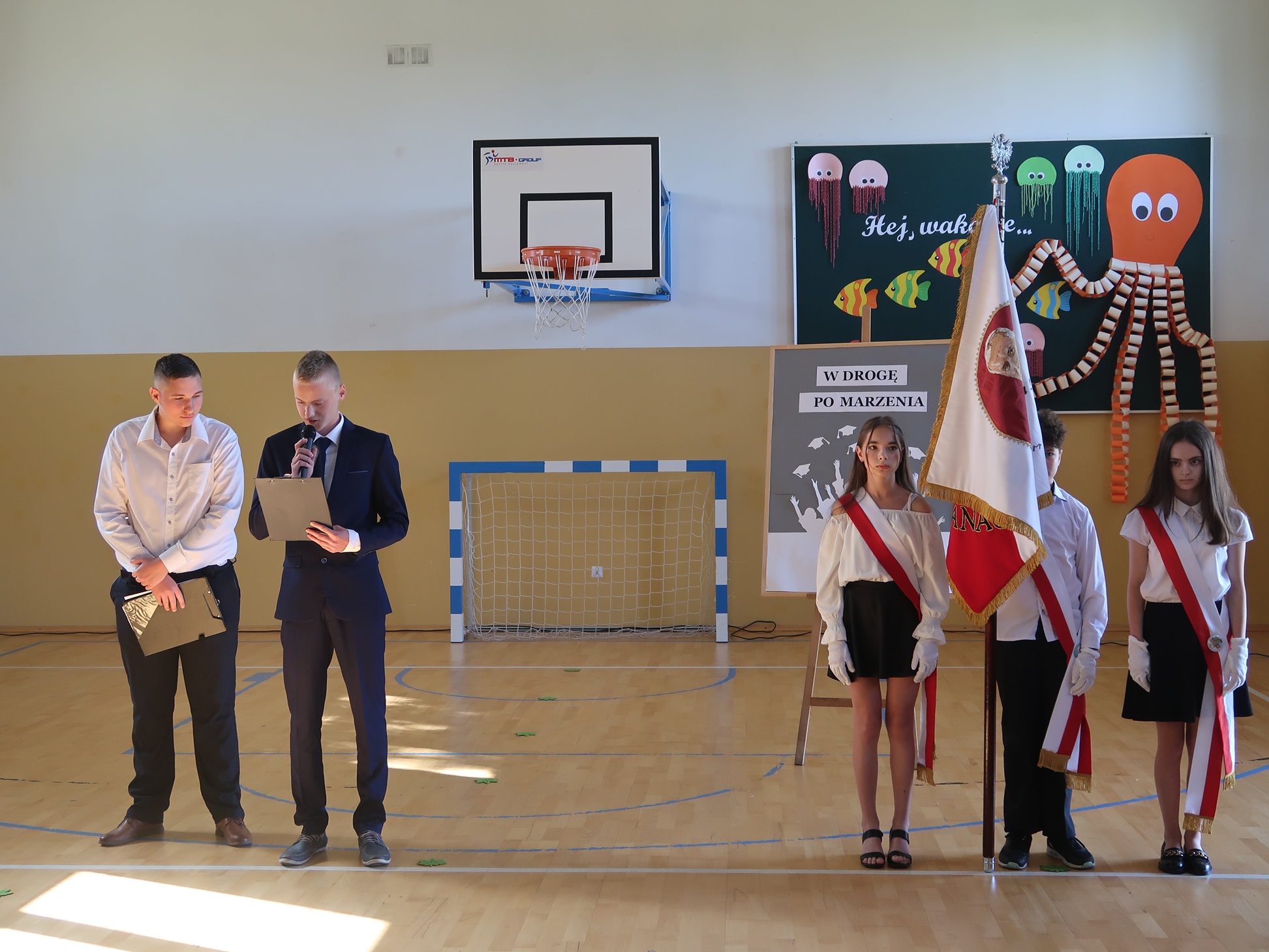 Część artystyczna w wykonaniu uczniów klasy 8
